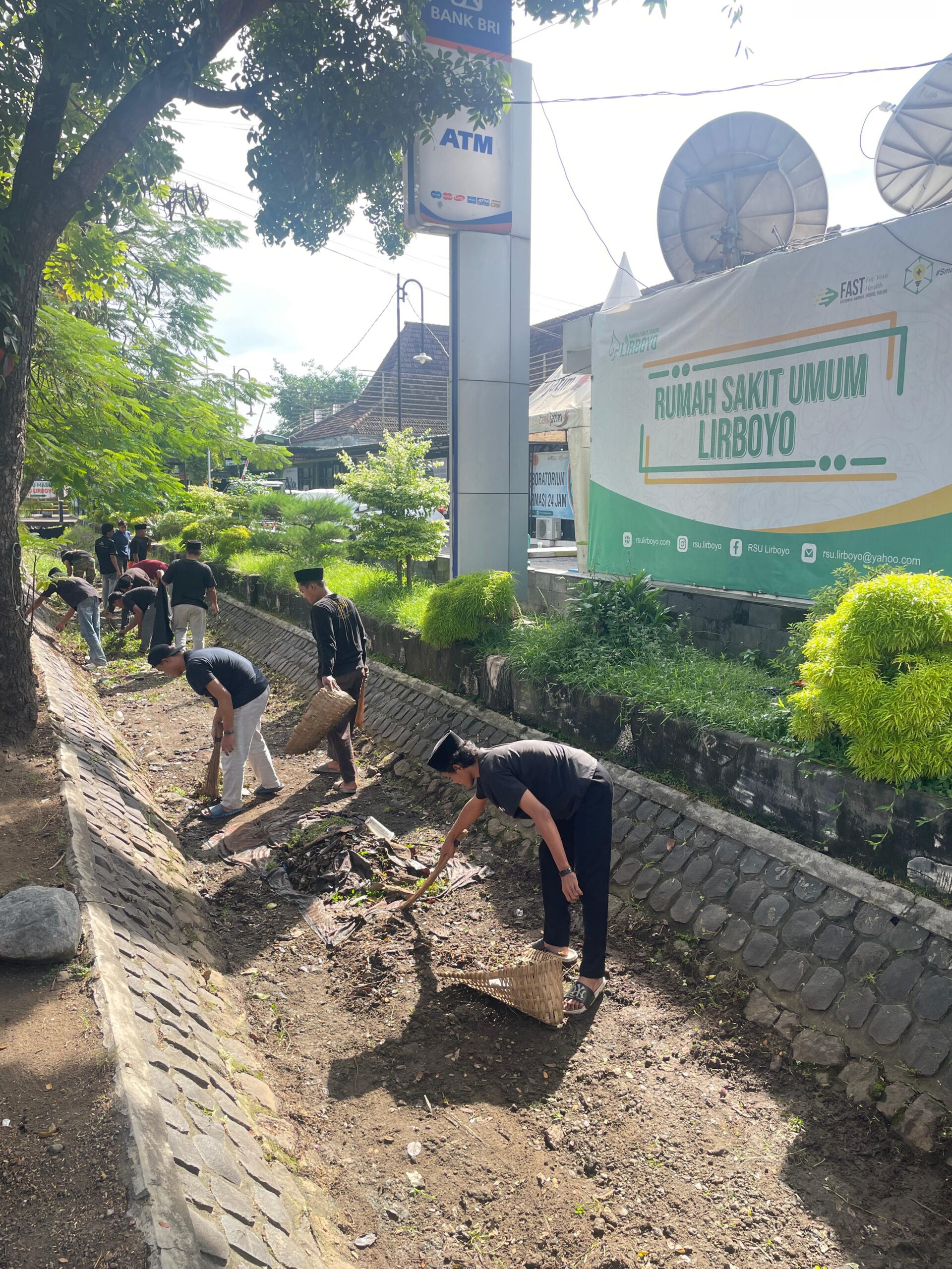 Mahasantri Ma’had Aly Lirboyo Galakkan Aksi Bersih-Bersih Lingkungan di Hari Bumi