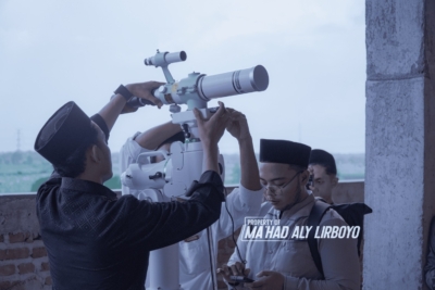 Mahasantri Ma’had Aly Lirboyo Praktik Langsung Rukyatul Hilal di Lapangan Saat Kursus Falak