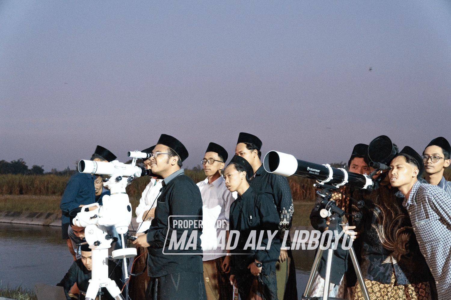Hilal Awal Shafar 1448 H Terlihat di Kediri, 40 Mahasantri Ma’had Aly Lirboyo Ikuti Rukyah
