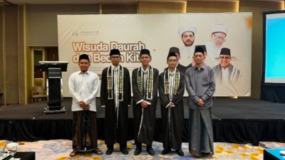 Tuntaskan Dauroh Hadis, Tiga Utusan Ma’had Aly Lirboyo Raih Predikat Mumtaz di Wisuda Awwamah Center Indonesia